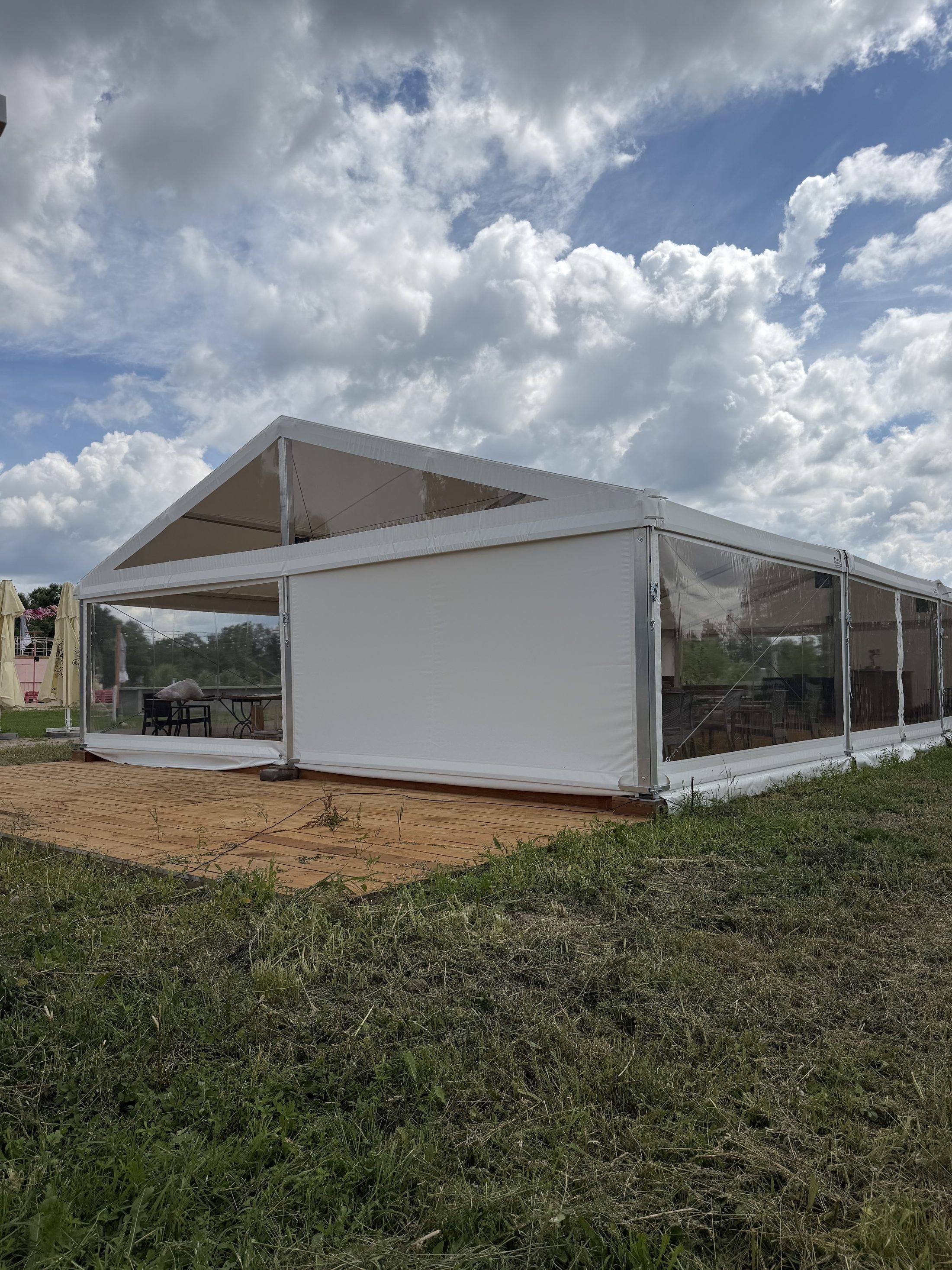 Nowy namiot eventowy nad jeziorem